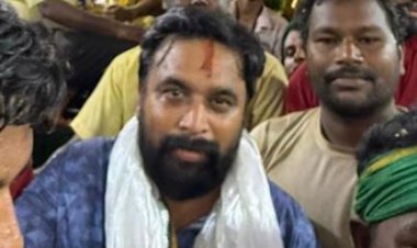 Director/Actor/Producer  .Sasikumar, had darshan of the Kallalazhagar who descended into the Vaigai River during the Madurai Chithirai festival