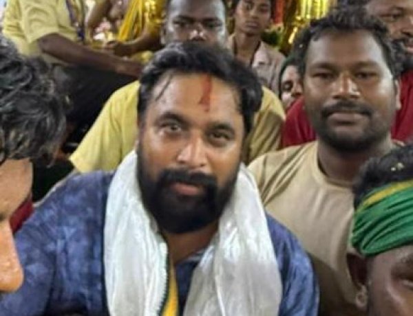 Director/Actor/Producer  .Sasikumar, had darshan of the Kallalazhagar who descended into the Vaigai River during the Madurai Chithirai festival