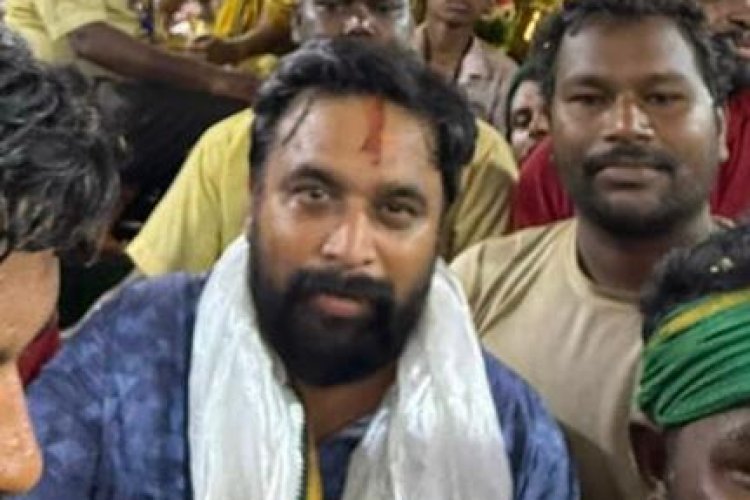 Director/Actor/Producer  .Sasikumar, had darshan of the Kallalazhagar who descended into the Vaigai River during the Madurai Chithirai festival